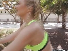 Sporty bigtit pays by blowing cock